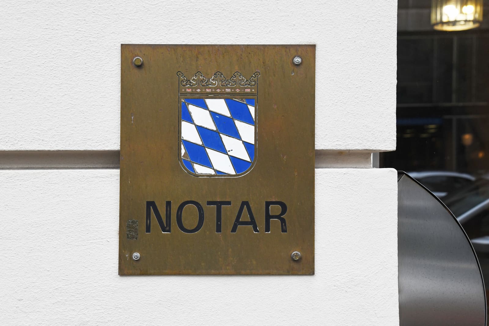 Eingangsschild der Notarkanzlei Pöllmann in der Pacellistraße in München