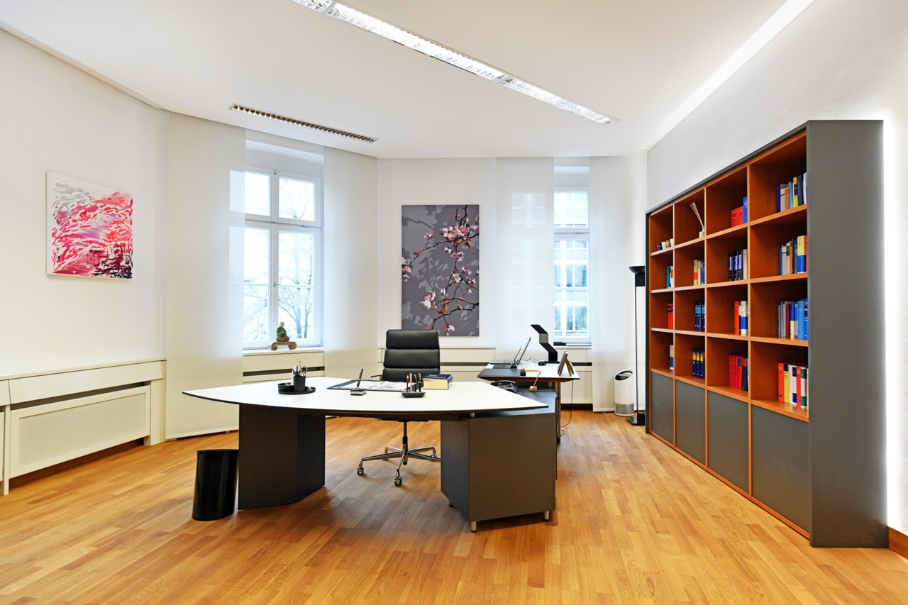 Büro mit Bibliothek in den Amtsräumen
