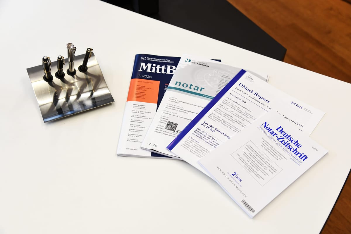 Fachliteratur zur Liquidation Notarielle Fachzeitschriften wie DNotZ und MittBayNot auf dem Schreibtisch der Kanzlei